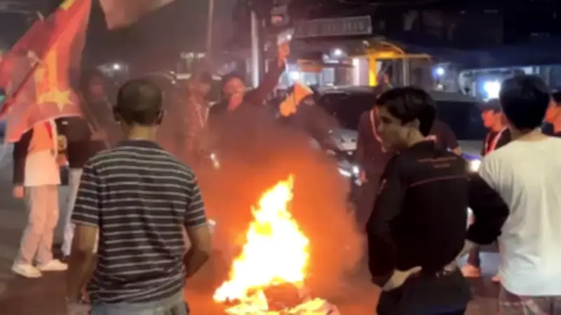Demonstran Bakar Ban di Pancoran, Lalu Lintas Sempat Macet Total