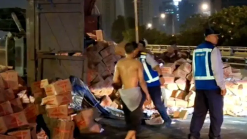 Detik-detik Truk Tepung Terguling di Tol, Gagal Nanjak karena Muatan Berlebih