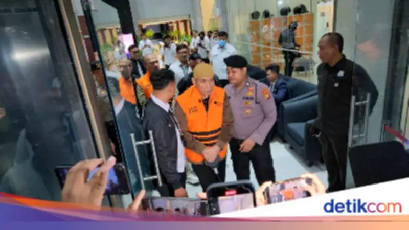 Direktur Maktour Menangis Usai Ditahan KPK dalam Kasus Korupsi Kuota Haji