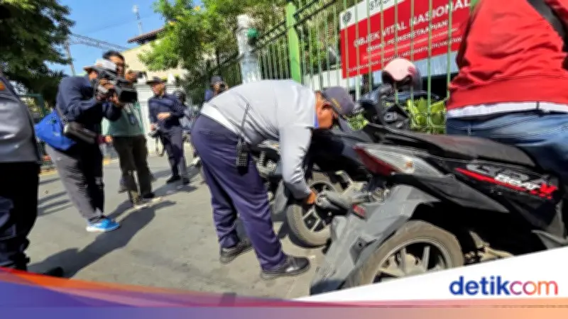 Dishub DKI Sisir 15 Titik Parkir Liar di Jakarta, Motor Dicabut Pentil