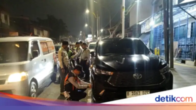 Dishub Jaksel Cabut Pentil Mobil Parkir Liar di Jalan Minangkabau
