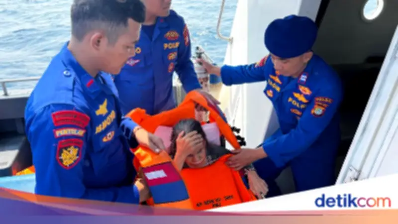 Ditpolairud PMJ Evakuasi Lansia Sakit dari Pulau Seribu dengan Kapal Patroli