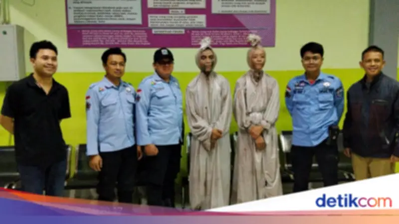 Dua Pengamen Pocong Terjaring Razia, Diangkut Dinsos ke Panti Sosial