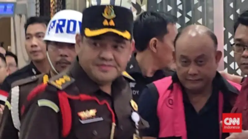 Eks Kepala BGN Dadan Hindayana Keluar Kejagung Pakai Rompi Pink Tahanan