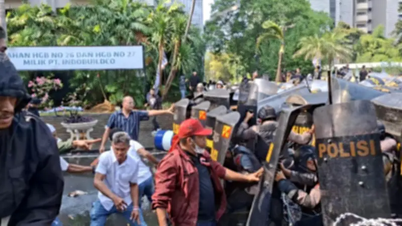 Eksekusi Hotel Sultan Ricuh, 69 Orang Diamankan Polisi