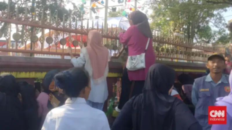 Emak-Emak Lampung Rela Berdesakan demi Lihat Jokowi dari Dekat