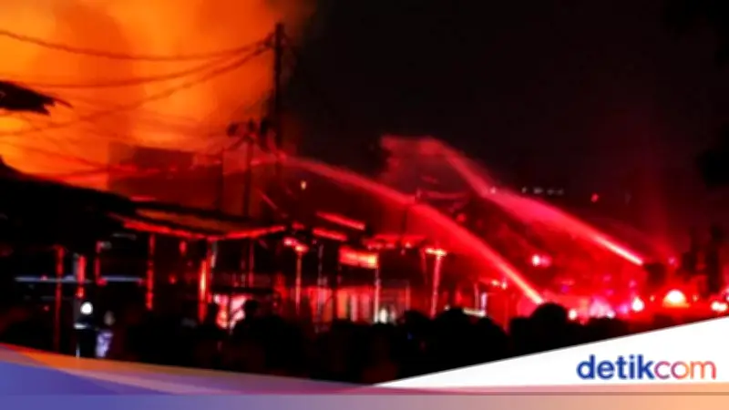 Enam Warga Sesak Napas Akibat Asap Kebakaran Hebat di Kemayoran