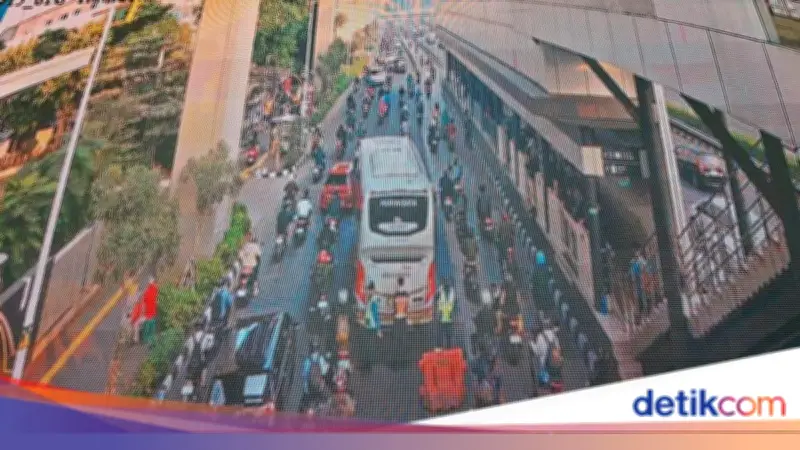 Evakuasi Bus Gangguan di Gatot Subroto Selesai, Lalin Kembali Normal