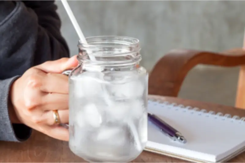 Fakta Minum Obat dengan Air Dingin: Benarkah Berbahaya?