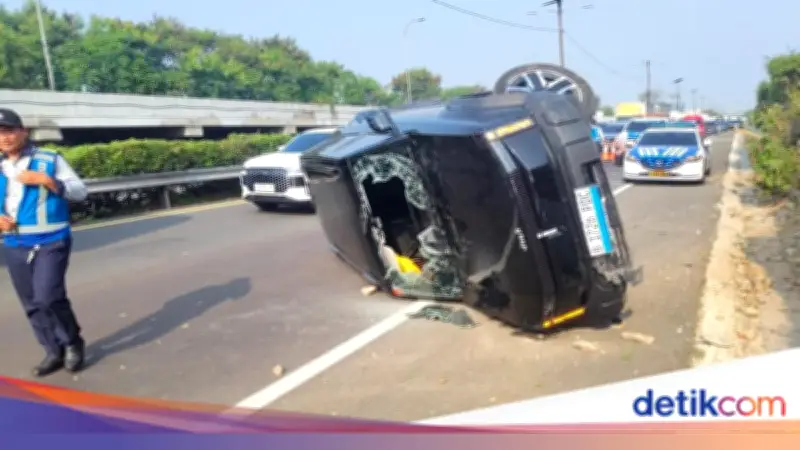 Gagal Nyalip, Jip Listrik Chery Terguling di Tol Soetta