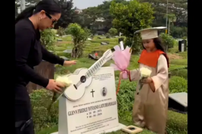 Gewa, Putri Glenn Fredly, Lulus TK dan Ziarah ke Makam Sang Ayah