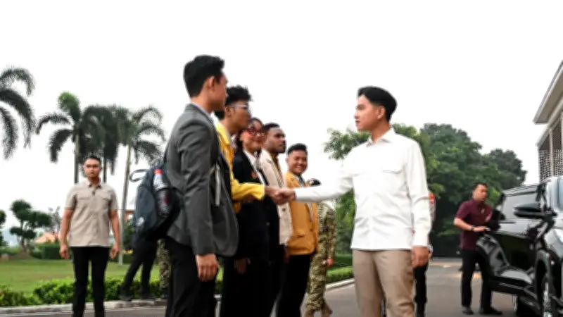 Gibran Ajak 5 Mahasiswa Awasi Program MBG dan Koperasi Desa
