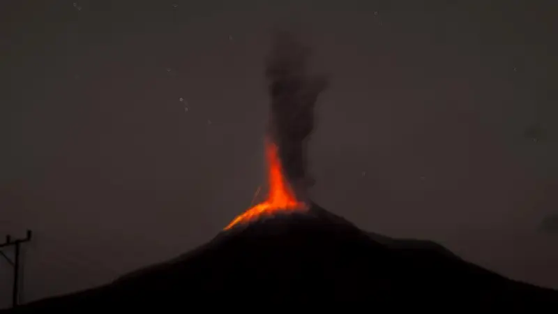 Gunung Lewotobi Laki-laki di NTT Kembali Erupsi, Kolom Abu Capai 1.500 Meter