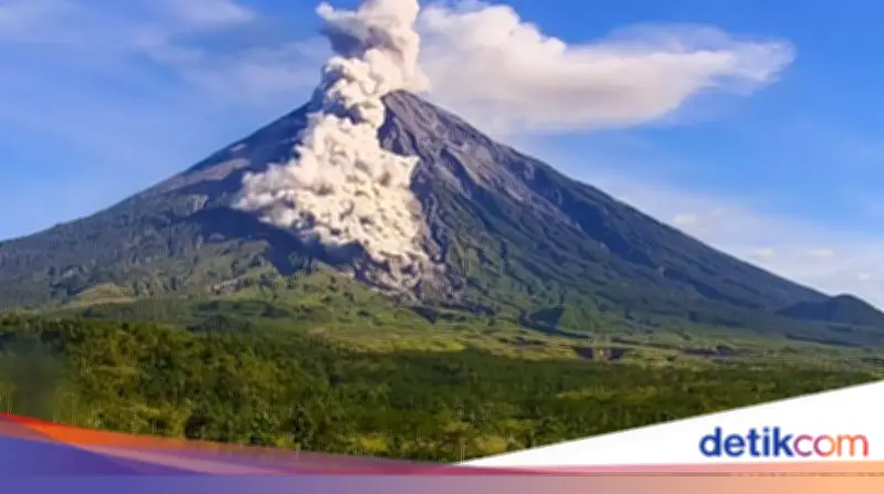 Gunung Semeru Erupsi Dua Kali Pagi Ini, Letusan Capai 1.200 Meter