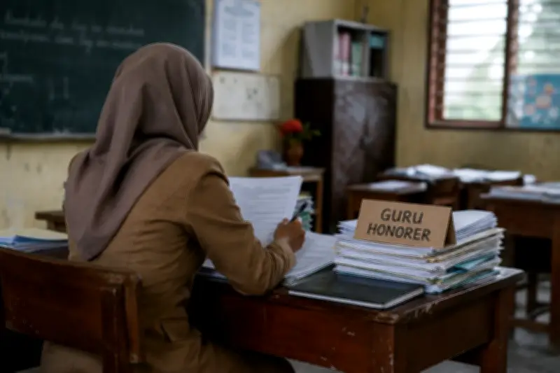 Guru Honorer 40 Tahun Hanya Terima Gaji Rp 414.000, Ini Ceritanya