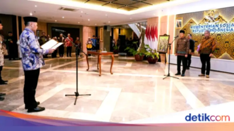 Gus Ipul Lantik 8 Pejabat Kemensos, Tekankan Integritas dan Sukseskan Sekolah Rakyat