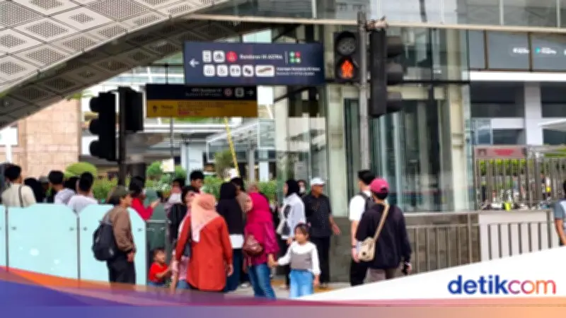 Halte TJ Bundaran HI Padat, Tutup Sementara Saat Puncak HUT Jakarta