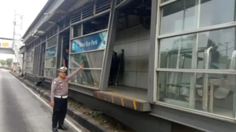 Halte TransJakarta Tebet Eco Park Ditabrak Truk, Pelaku Kabur