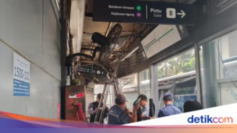 Halte Transjakarta Tebet Eco Park Rusak Ditabrak Truk, Sedang Diperbaiki