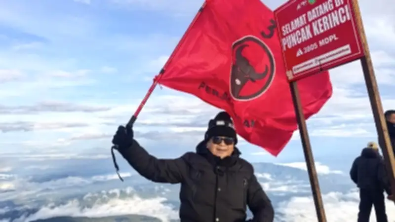 Hasto Kibarkan Bendera PDIP di Puncak Kerinci, Simbol Semangat Juang Bung Karno