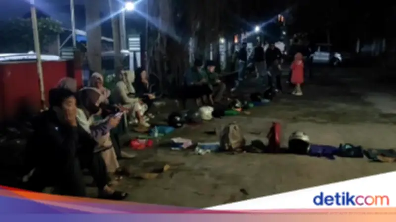 Helm dan Botol Antre Daftar SD di Sukabumi, Orang Tua Rela Subuh-subuh