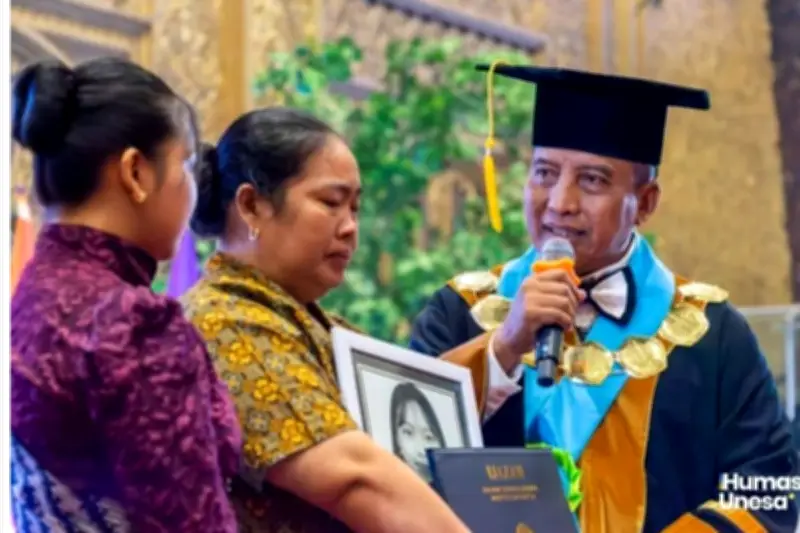 Ibu di Kediri Gantikan Anaknya yang Meninggal Saat Wisuda