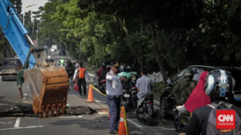 Jalan Lenteng Agung Arah Depok Ditutup untuk Perbaikan Saluran