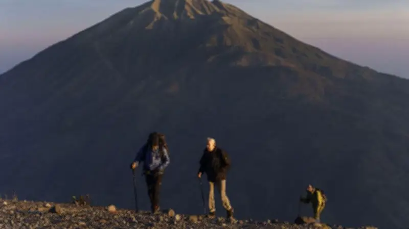 Jalur Pendakian Gunung Merapi Masih Ditutup, Status Siaga