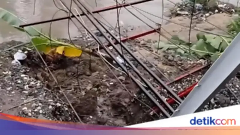 Jembatan Gantung di Gunung Putri Bogor Longsor Sebelum Selesai