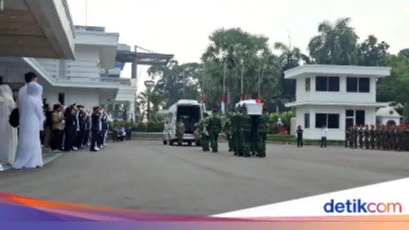 Jenazah Ryamizard Ryacudu Dibawa ke TMP Kalibata untuk Dimakamkan Secara Militer