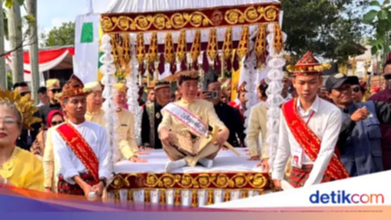 Jokowi Dapat Gelar Adat Baginda Pemuka Bangsa di Lampung