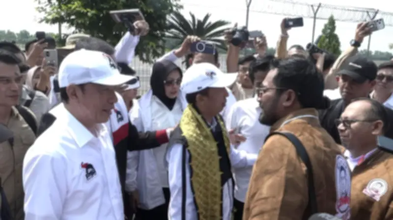 Jokowi Disambut Ratusan Relawan di Bandara Lampung, Mulai Safari Politik