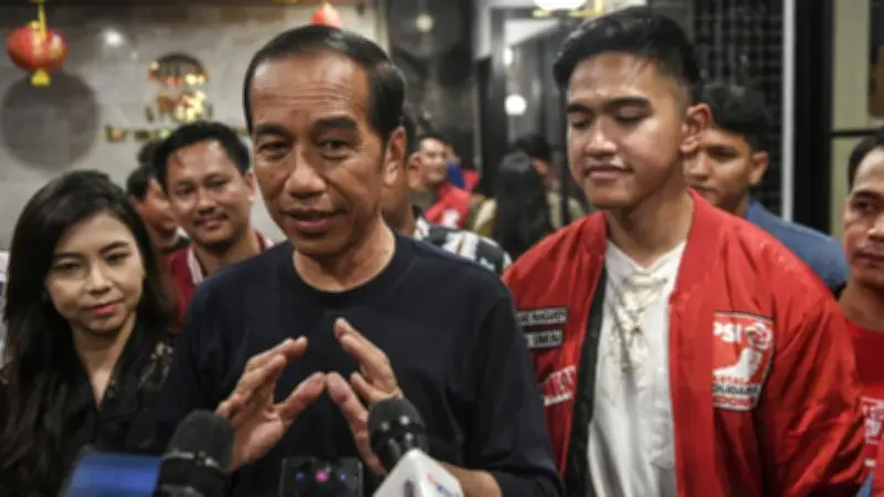 Jokowi Kunjungi Lampung Pakai Kemeja dan Topi Logo PSI