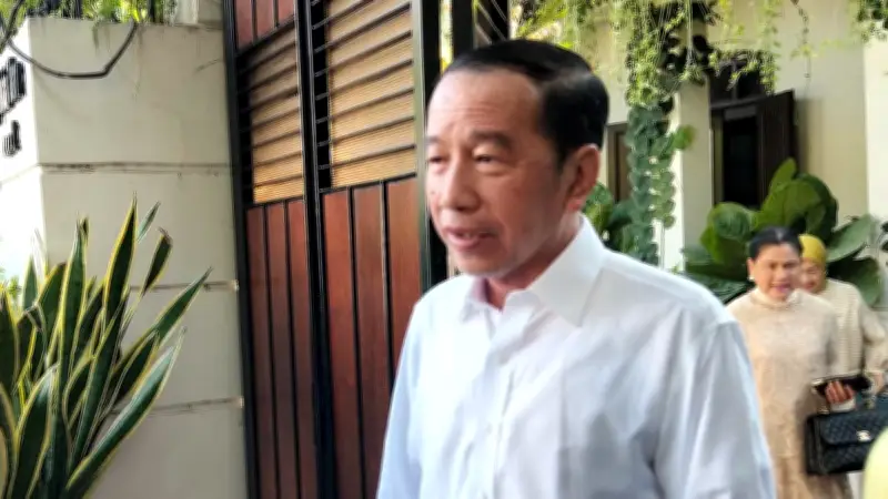Jokowi Turun dari Mobil dan Jalan Kaki Sapa Warga yang Antre di Depan Rumah