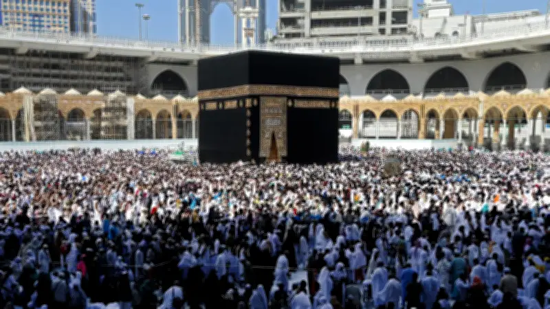 Kain Ka'bah Diganti Malam Ini, Jemaah Tawaf Diimbau Perbanyak Doa