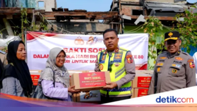 Kakorlantas Salurkan Bantuan ke Korban Kebakaran Kemayoran