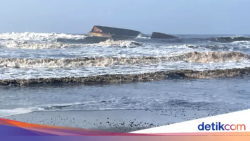 Kapal Tongkang Batu Bara Bocor, Pantai Sukaresik Pangandaran Menghitam