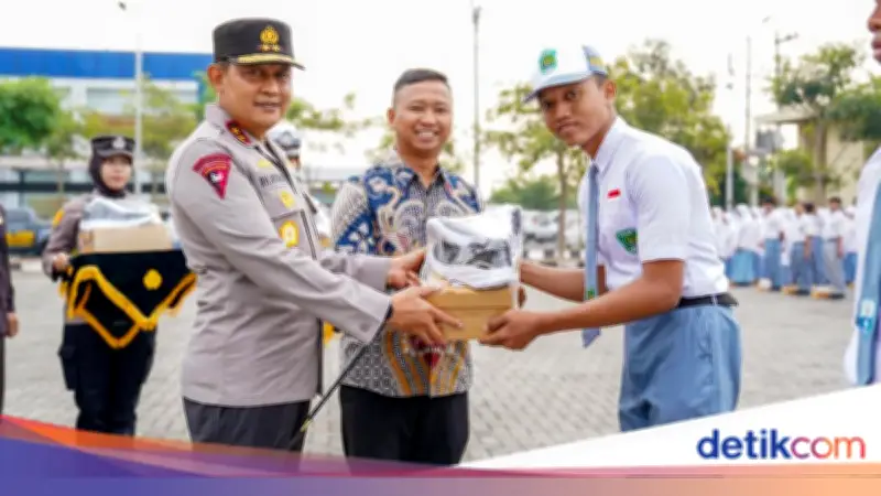 Kapolda Jateng Bagikan 1.000 Pasang Sepatu Gratis ke Pelajar di Sukoharjo