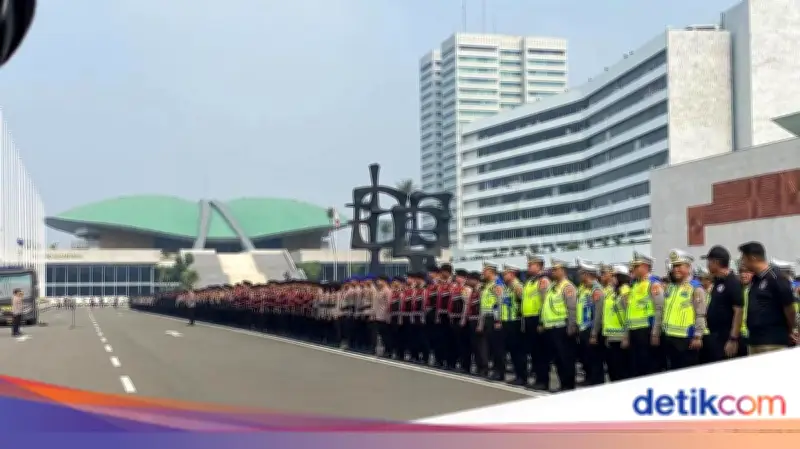 Kapolda Metro Pimpin Apel Pengamanan Demo di DPR, Tekankan Pelayanan Humanis