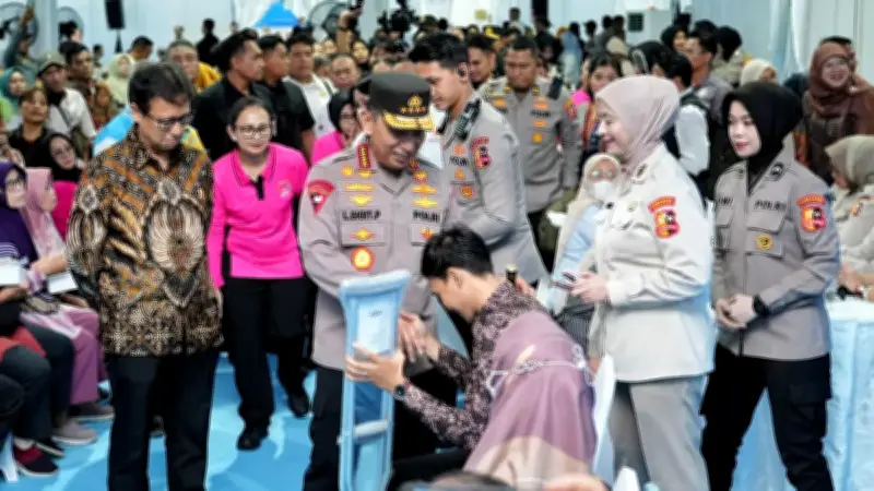 Kapolri Salurkan 6.000 Bansos dan Luncurkan Kartu Prioritas Buruh di HUT Bhayangkara