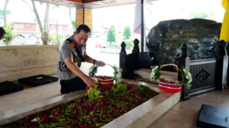 Kapolri Ziarah ke Makam Tiga Presiden Jelang HUT Bhayangkara ke-80