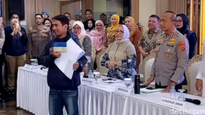 KDM Serahkan Sayembara Rp250 Juta ke Keluarga Korban Taufik Hidayat