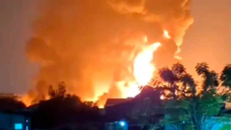Kebakaran Hebat Landa Pabrik Karet di Tangerang, Asap Hitam Membumbung