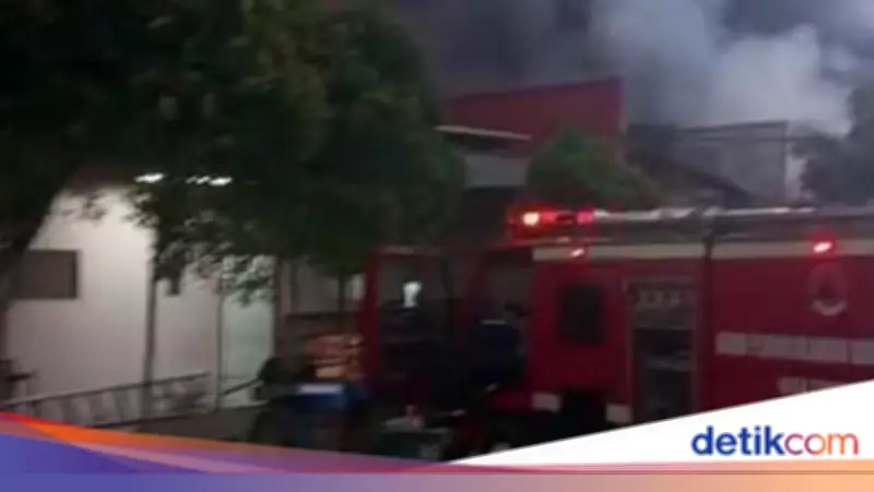 Kebakaran Pabrik Sandal di Tangerang 9 Jam Belum Padam, 95 Personel Dikerahkan