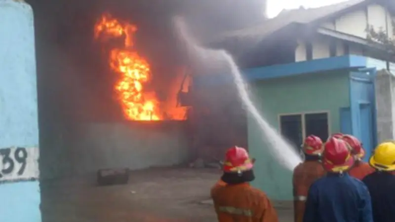 Kebakaran Rumah di Petamburan, 75 Damkar dan 15 Mobil Dikerahkan