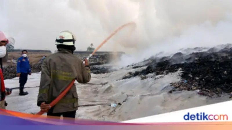 Kebakaran TPA Jatiwaringin Meluas 2 Hektare, Angin Kencang Sulitkan Pemadaman
