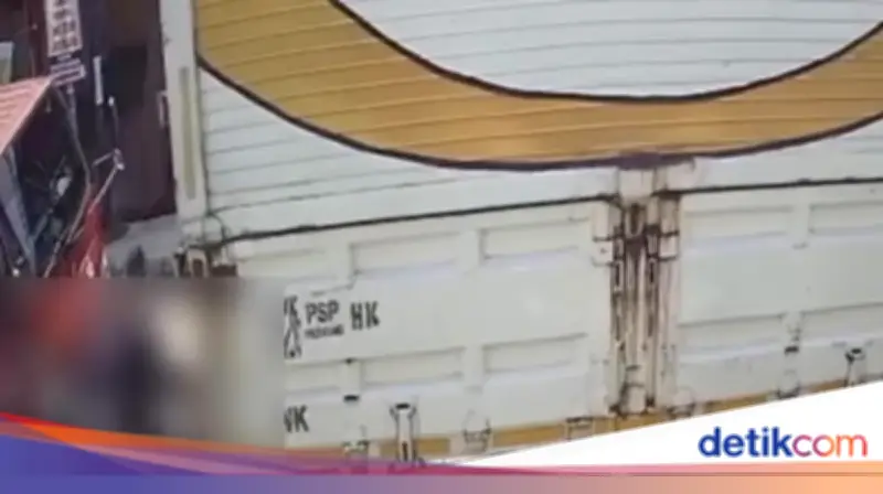 Kecelakaan di Bogor: Motor Terjepit Dua Truk, Pengendara Luka