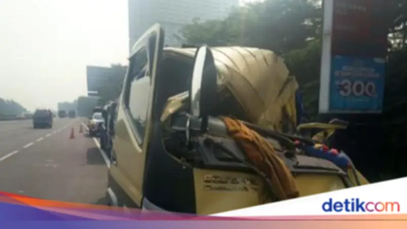 Kecelakaan Tol Jagorawi: 2 Truk Tabrakan, Pengemudi Luka