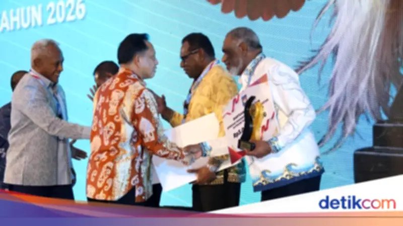 Kemendagri Beri Penghargaan Daerah Berprestasi di Regional Papua