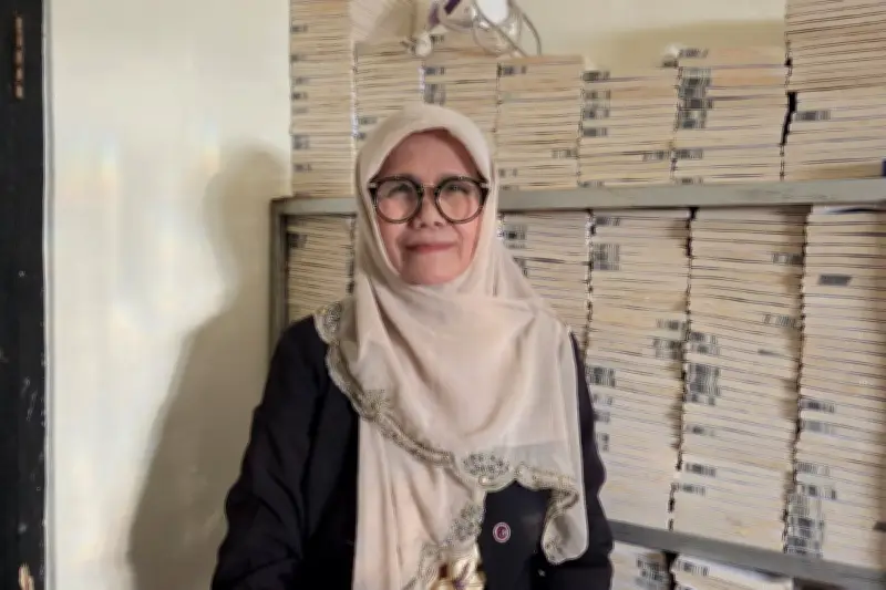 Kisah Bu Ijah: Guru Honorer 31 Tahun Gaji Rp 414.000 Viral di TikTok